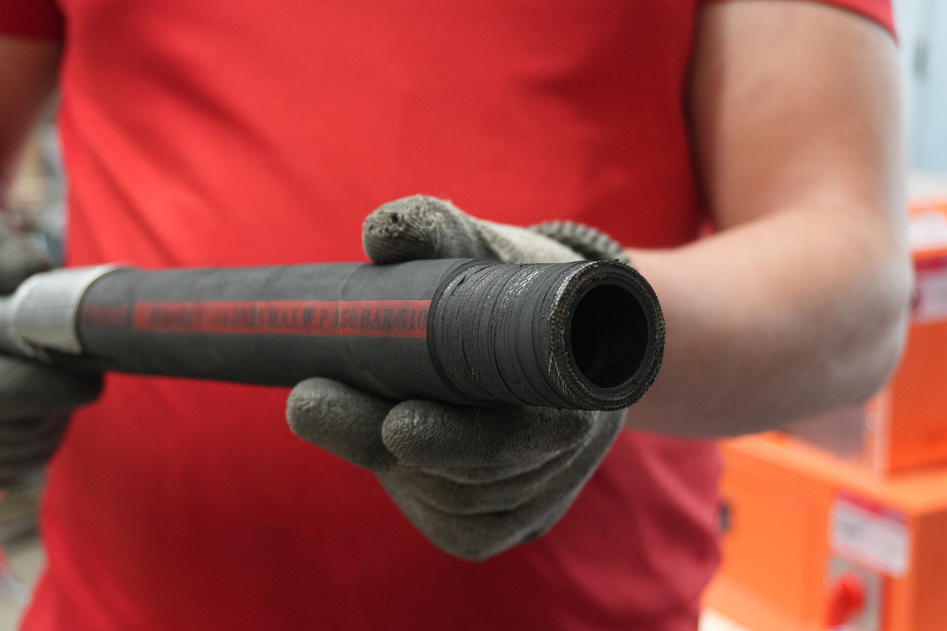manguera industrial negra con guantes grises