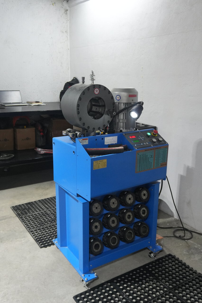 máquina industrial azul con panel de control