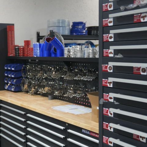 taller industrial con piezas hidráulicas organizadas