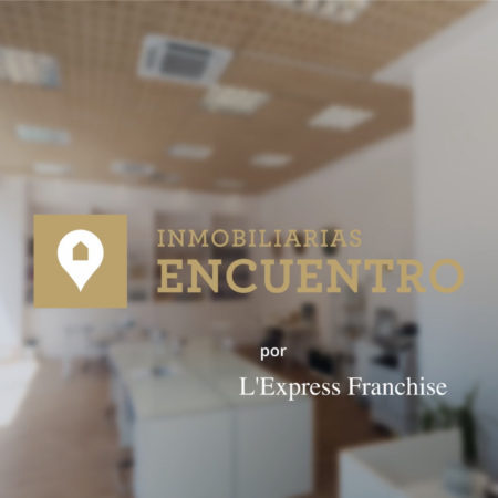logo dorado de inmobiliarias encuentro en oficina moderna