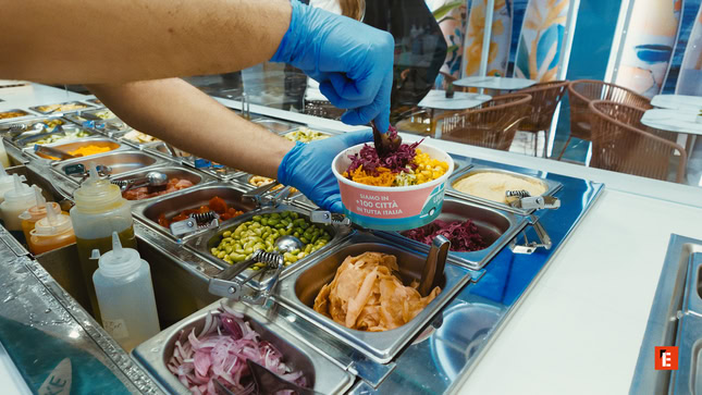 bowl insalata fresca con guanti blu