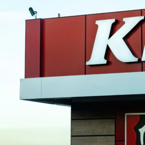 insegna rossa kf: logo su cielo pallido