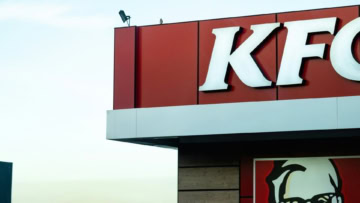 insegna rossa kf: logo su cielo pallido