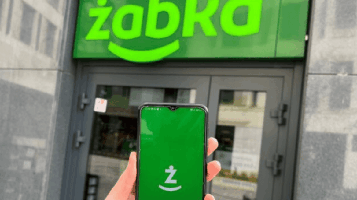 smartphone con logo e insegna verde del negozio