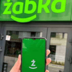 smartphone con logo e insegna verde del negozio