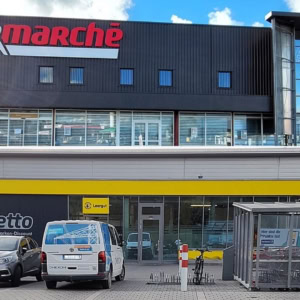 façade du supermarché intermarché netto avec parking