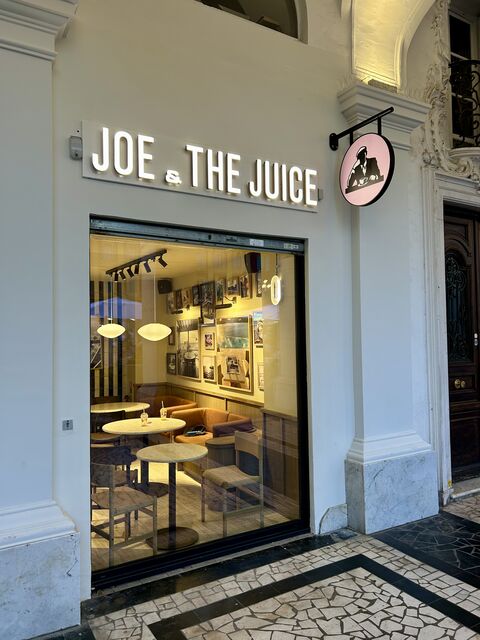 joe & the juice : vitrine moderne et banquette cosy