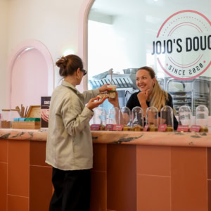 café pâtisserie jojos dough — comptoir accueillant