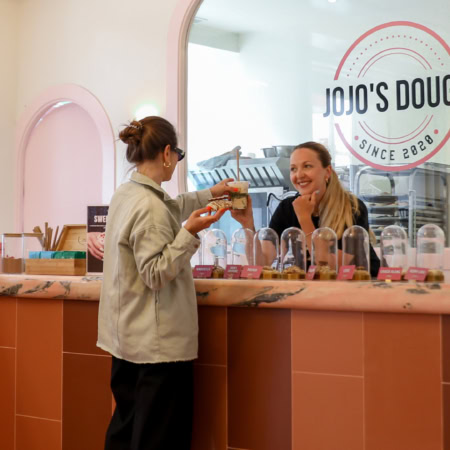 café pâtisserie jojos dough — comptoir accueillant