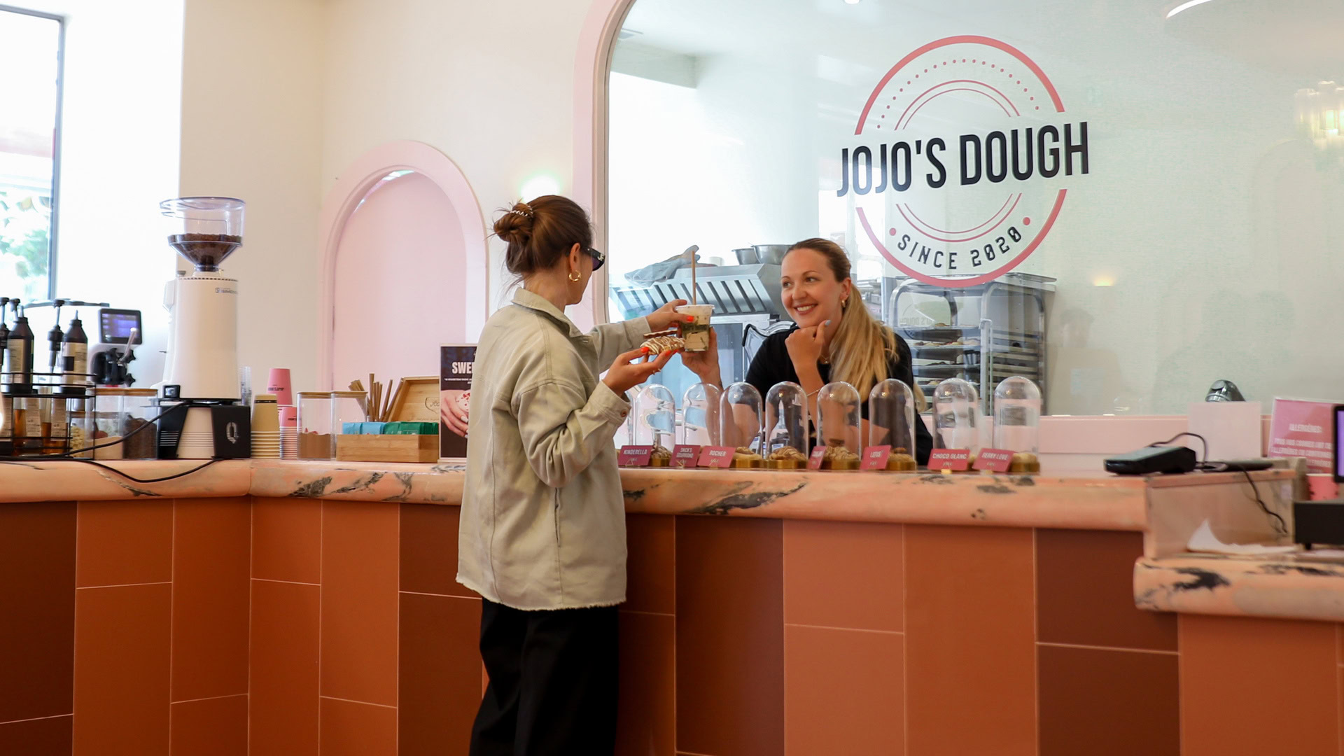 café pâtisserie jojos dough — comptoir accueillant