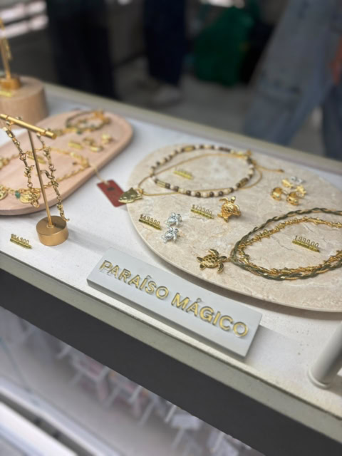 vitrina de joyería de oro en boutique