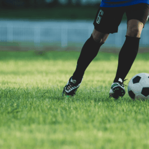 futbolista número 6 con balón en césped