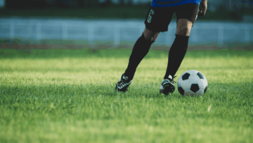 futbolista número 6 con balón en césped