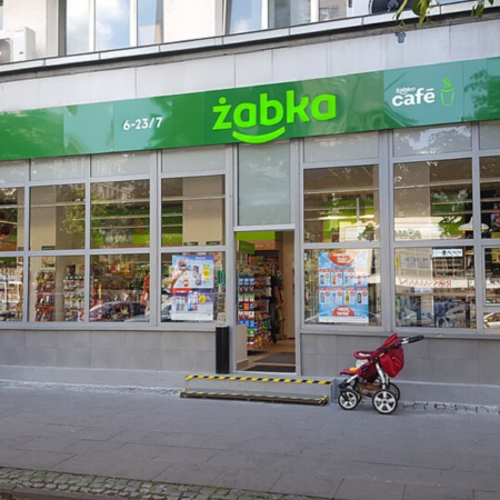 Żabka filiale mit grünem schild und offenem eingang