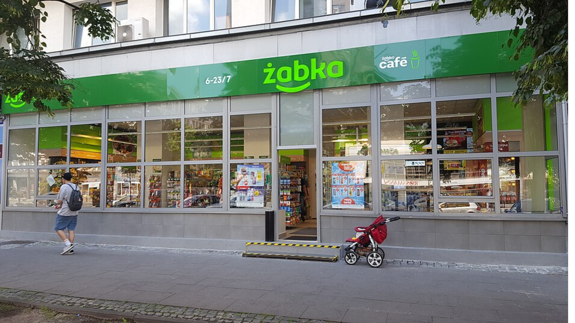 Żabka filiale mit grünem schild und offenem eingang