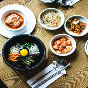 bibimbap coréen et banchan sur table en bois