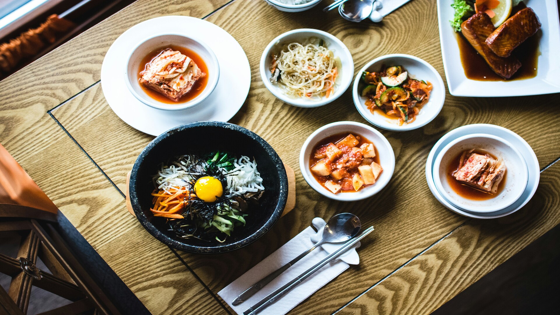 bibimbap coréen et banchan sur table en bois
