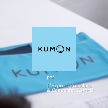 logo kumon bleu sur bureau Éducatif
