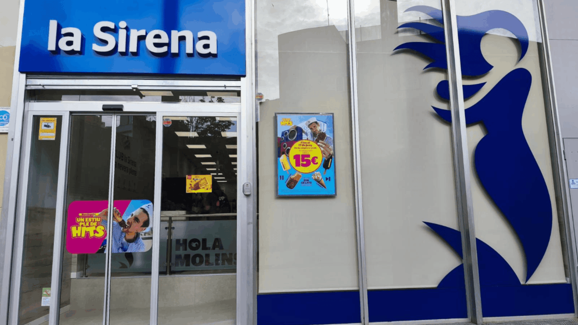 fachada y entrada de la sirena con cartel 15€