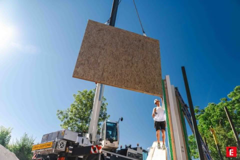 levage dun panneau osb par grue sur chantier