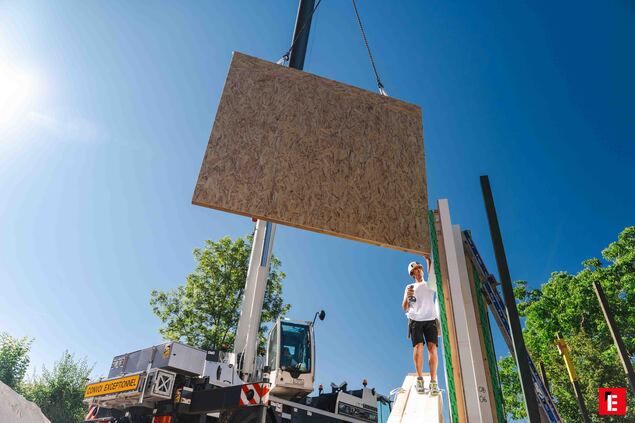 levage dun panneau osb par grue sur chantier