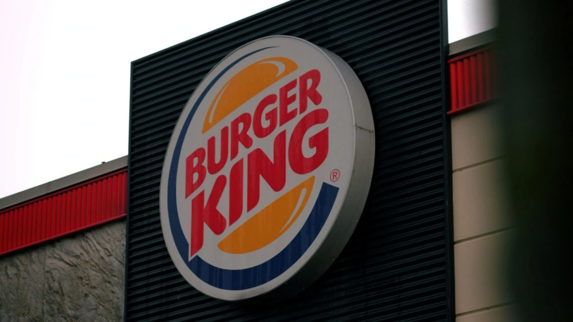 enseigne ronde burger king sur façade urbaine