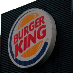 enseigne ronde burger king sur façade urbaine