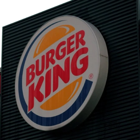 enseigne ronde burger king sur façade urbaine