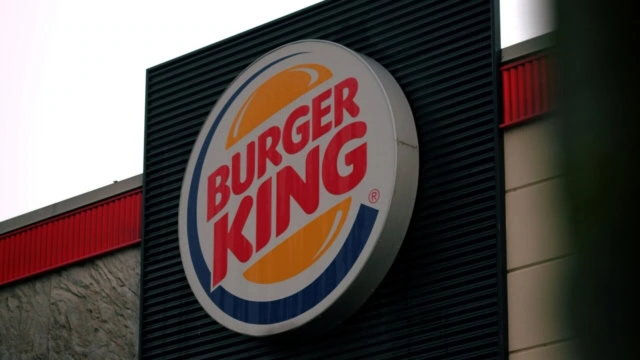 enseigne ronde burger king sur façade urbaine
