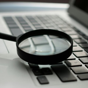 inspection numérique : loupe sur clavier portable