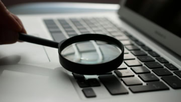 loupe sur clavier dordinateur portable