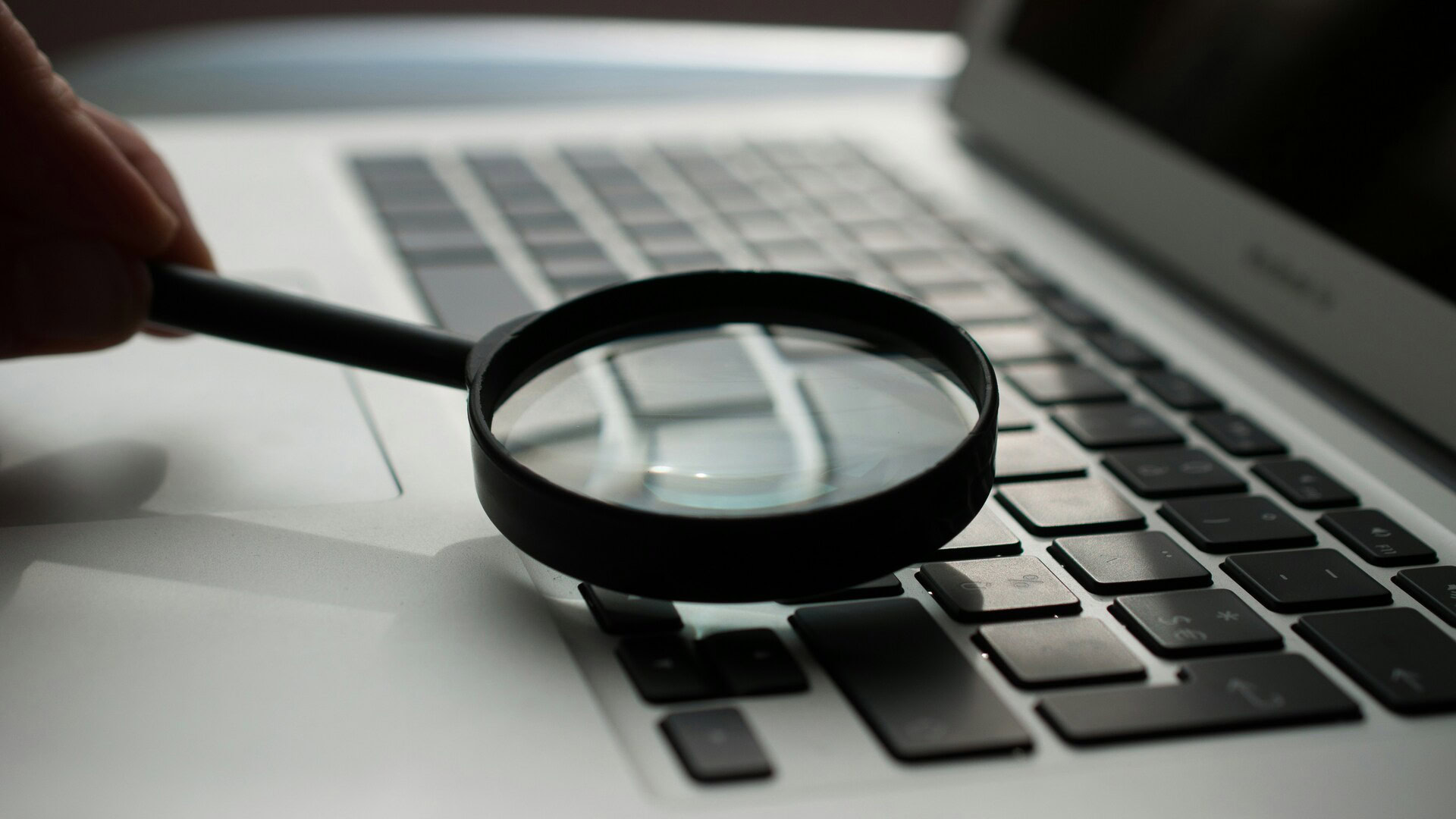 loupe sur clavier dordinateur portable