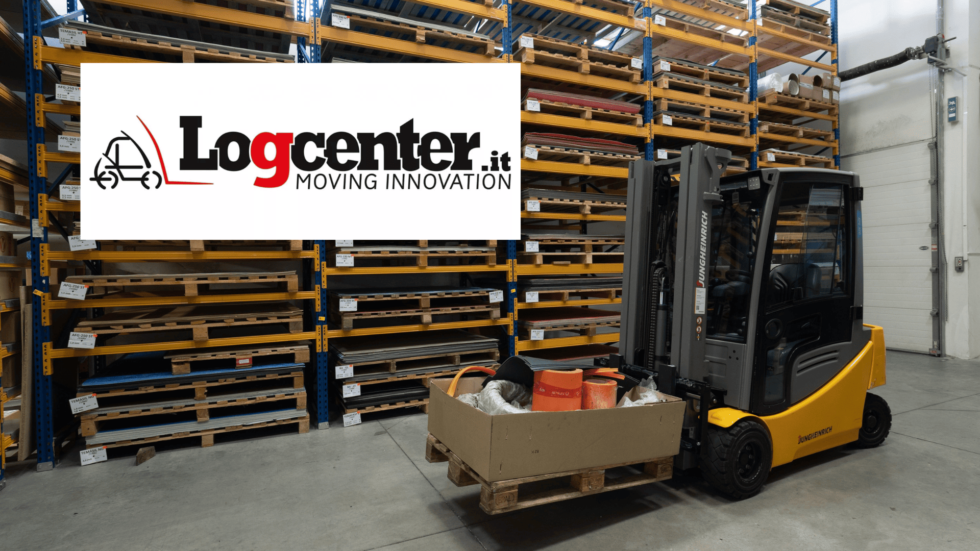 magazzino logcenter con carrello elevatore giallo