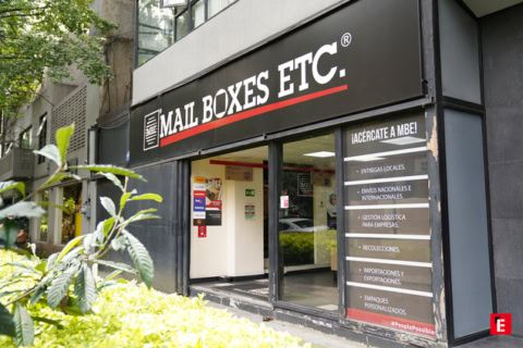 fachada de mail boxes etc. con servicios de envío