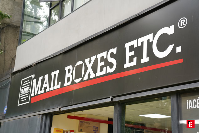 fachada de mail boxes etc. con letrero exterior