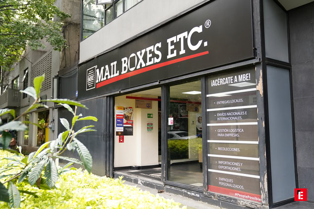 fachada de mail boxes etc. con servicios de envío