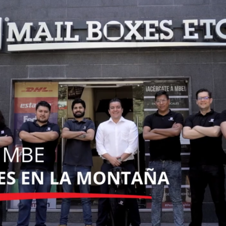 equipo mail boxes etc. frente a la tienda