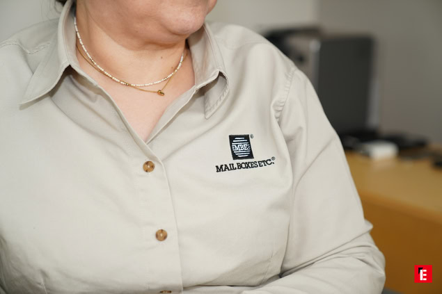 uniforme mail boxes etc. con logo mbe