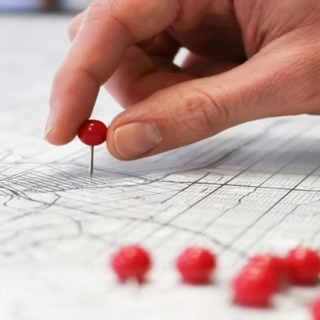 planification de voyage: punaise rouge sur carte