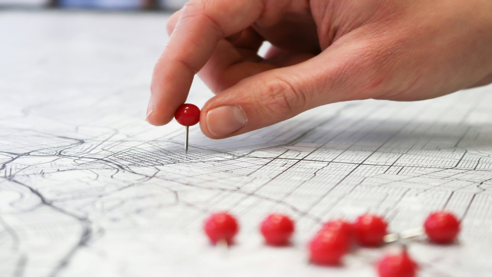 planification de voyage: punaise rouge sur carte