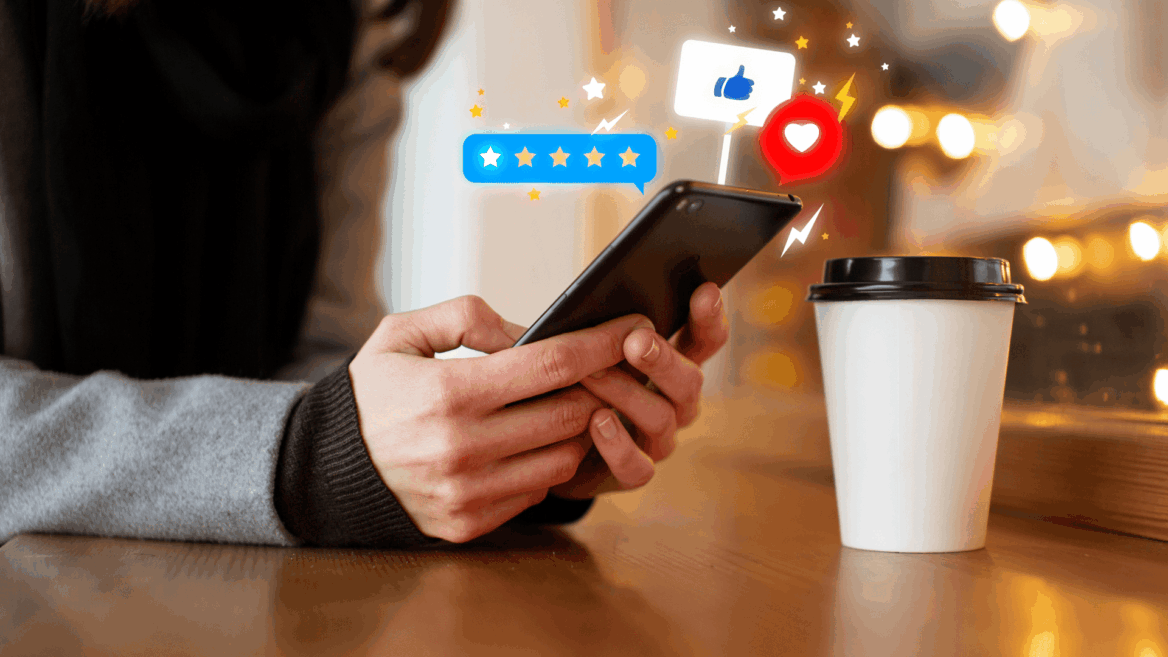 manos con móvil en café y redes sociales