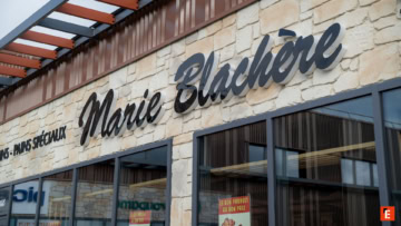 façade marie blachère : enseigne cursive sur pierre