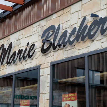 façade marie blachère : enseigne cursive sur pierre