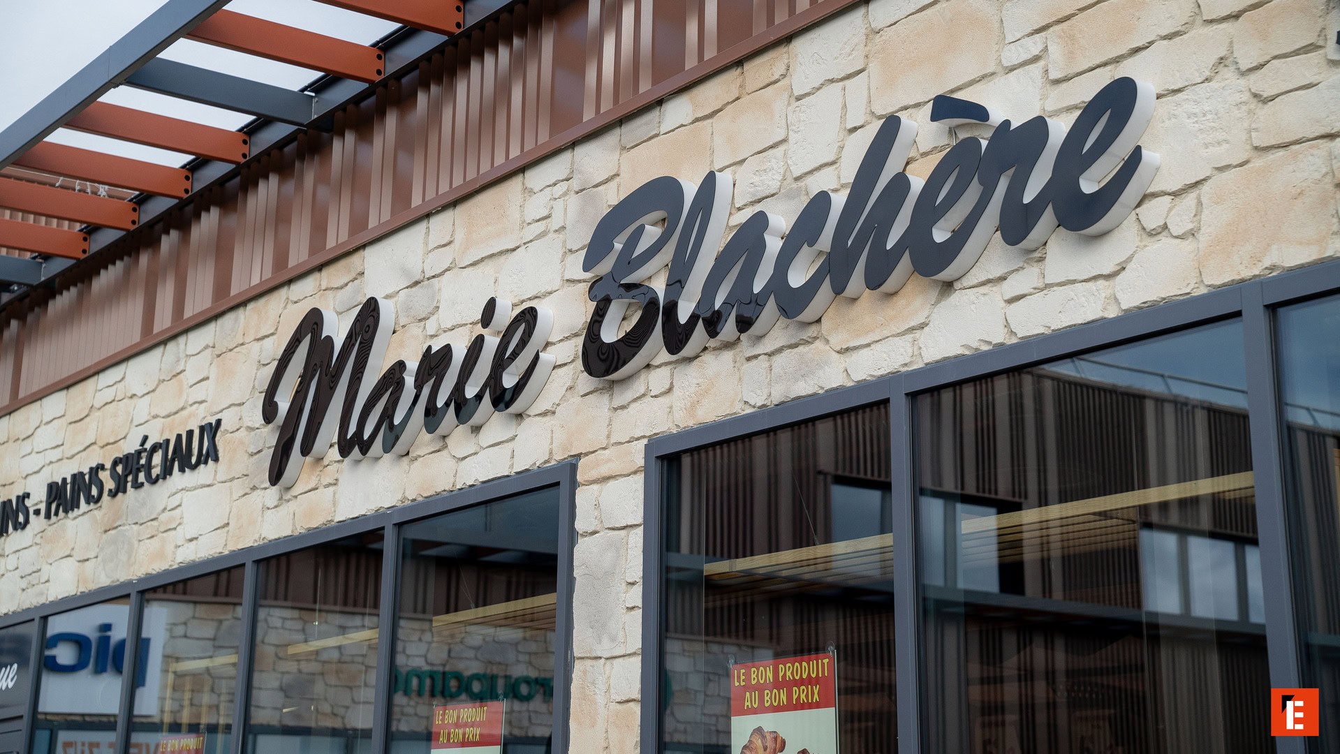 façade marie blachère : enseigne cursive sur pierre