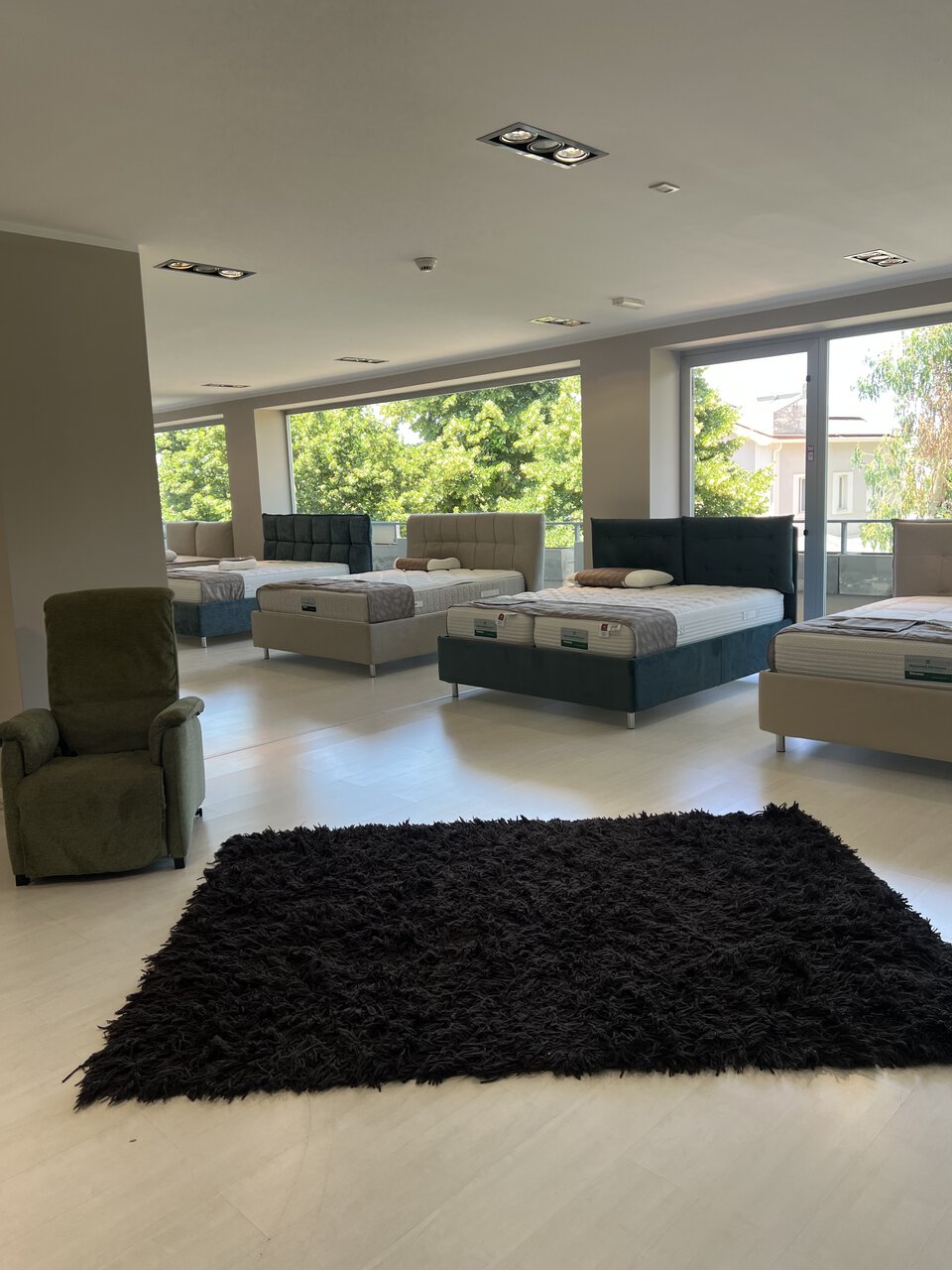 showroom materassi e letti moderni con tappeto nero