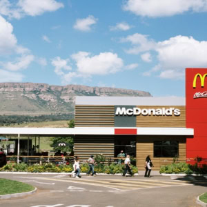 mcdonalds mccafé avec terrasse panorama montagneux