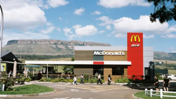mcdonalds mccafé avec terrasse panorama montagneux