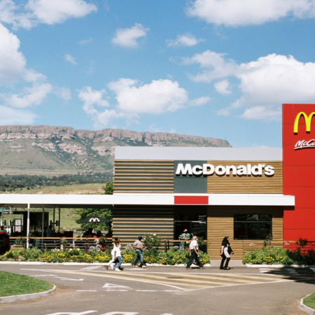 mcdonalds mccafé avec terrasse panorama montagneux