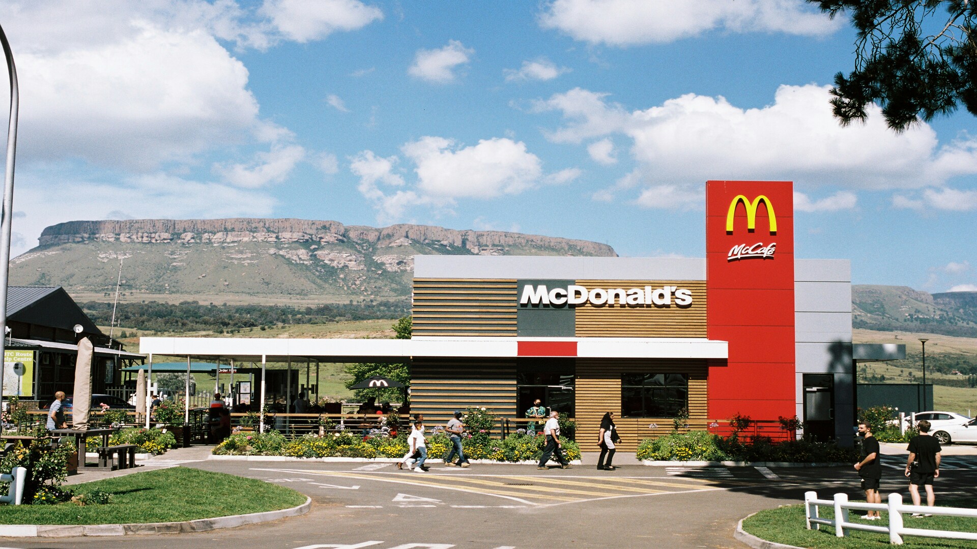 mcdonalds mccafé avec terrasse panorama montagneux