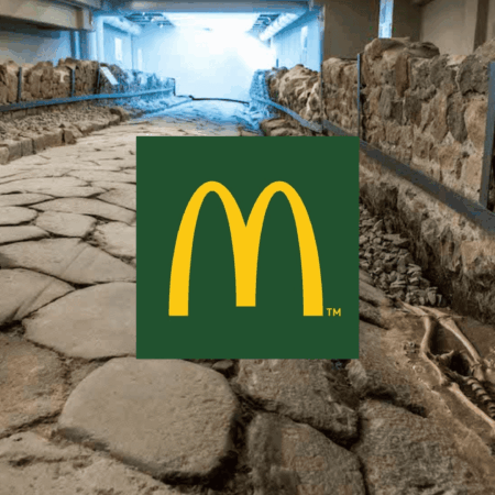 logo mcdonald’s dans un corridor archéologique